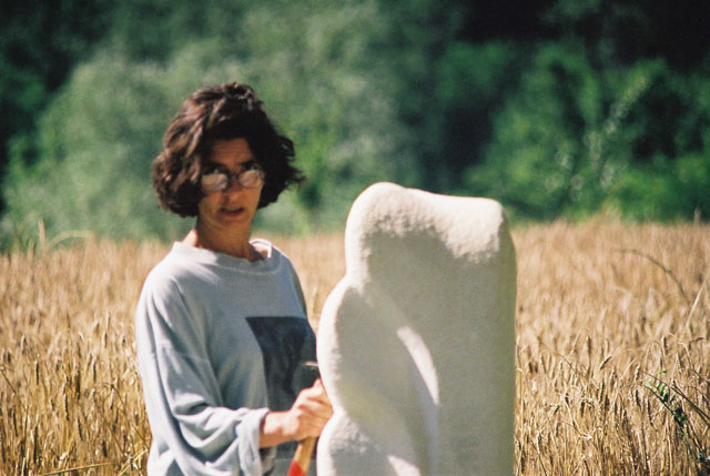 Chiara mentre lavora ad una delle sue sculture